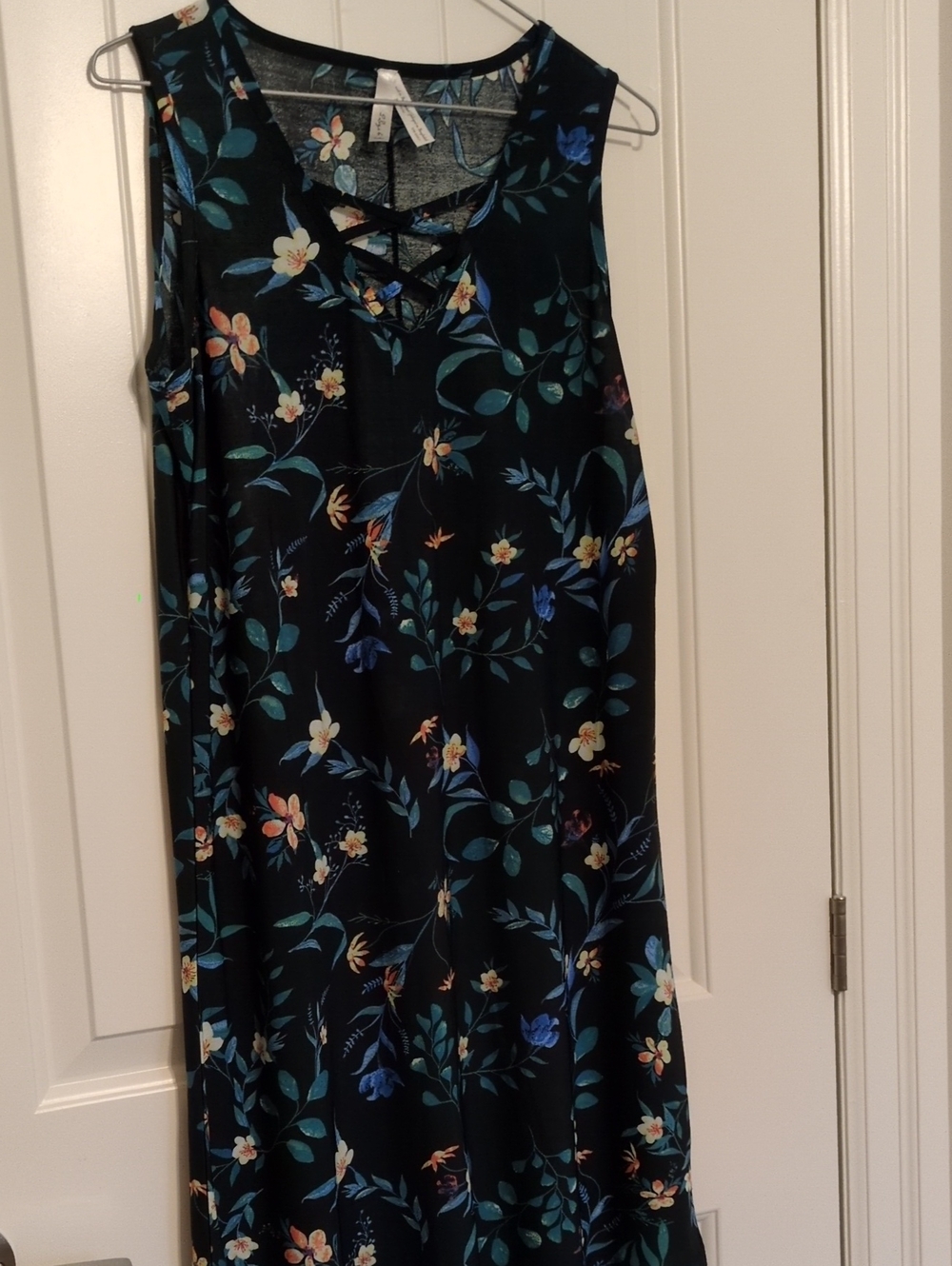 Sleeveless Black Floral Midi Dress with V-Neck Detail